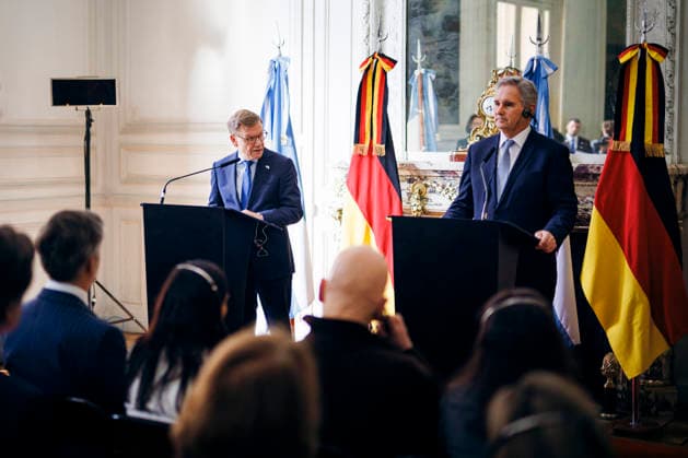 Johann Wadephul (CDU), Bundesaussenminister, trifft Pablo Quirno, Aussenminister von Argentinien, zu einem Gespraech in Buenos Aires, 01.07.2026. Fotografiert im Auftrag des Auswaertigen Amtes (AA) Buenos Aires Argentinien *** Johann Wadephul (CDU), Federal Foreign Minister, meets with Pablo Quirno, Foreign Minister of Argentina, for talks in Buenos Aires, July 1, 2026. Photographed on behalf of the Federal Foreign Office (AA) in Buenos Aires, Argentina. Copyright: xFelixxZahnx