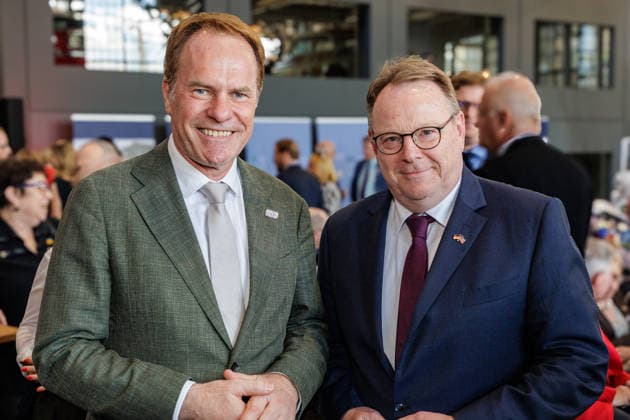 01.07.2026. Düsseldorf. (l-r) OB Dr. Stephan Keller und OB Torsten Burmester beim Independence Day Empfang zum 250. Jahrestag der Unabhängigkeit der USA auf Einladung des US-Generalkonsulates in der Classic Remise. Düsseldorf Classic Remise, Harffstraße Nordrhein-Westfalen Deutschland *** July 1, 2026, Düsseldorf Mayor Dr. Stephan Keller and Mayor Torsten Burmester at the Independence Day reception marking the 250th anniversary of U.S. independence, hosted by the U.S. Consulate General at the Classic Remise in Düsseldorf, Harffstraße, North Rhine-Westphalia, Germany