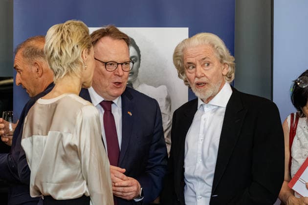 01.07.2026. Düsseldorf. (l-r) Jeannine Halene, OB Torsten Burmester und Dr. Hermann Bühlbecker beim Independence Day Empfang zum 250. Jahrestag der Unabhängigkeit der USA auf Einladung des US-Generalkonsulates in der Classic Remise. Düsseldorf Classic Remise, Harffstraße Nordrhein-Westfalen Deutschland *** July 1, 2026, Düsseldorf Jeannine Halene, Mayor Torsten Burmester and Dr. Hermann Bühlbecker at the Independence Day reception marking the 250th anniversary of U.S. independence, hosted by the U.S. Consulate General at the Classic Remise in Düsseldorf, Classic Remise, Harffstraße, North Rhine-Westphalia, Germany