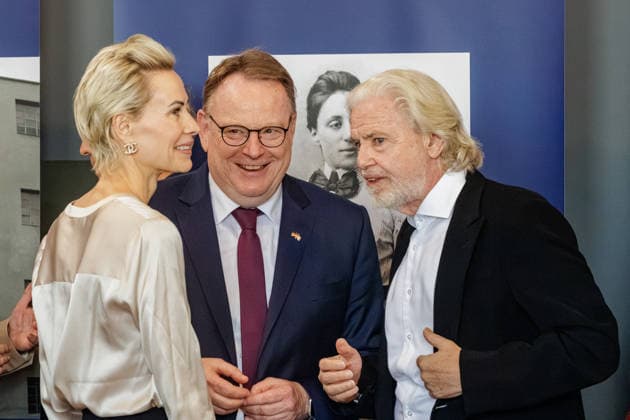 01.07.2026. Düsseldorf. (l-r) Jeannine Halene, OB Torsten Burmester und Dr. Hermann Bühlbecker beim Independence Day Empfang zum 250. Jahrestag der Unabhängigkeit der USA auf Einladung des US-Generalkonsulates in der Classic Remise. Düsseldorf Classic Remise, Harffstraße Nordrhein-Westfalen Deutschland *** July 1, 2026, Düsseldorf Jeannine Halene, Mayor Torsten Burmester and Dr. Hermann Bühlbecker at the Independence Day reception marking the 250th anniversary of U.S. independence, hosted by the U.S. Consulate General at the Classic Remise in Düsseldorf, Classic Remise, Harffstraße, North Rhine-Westphalia, Germany