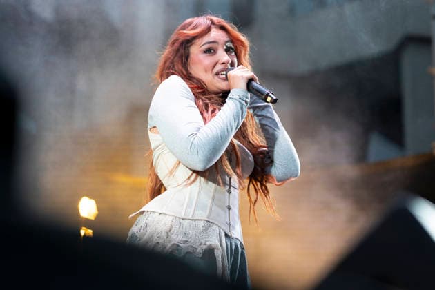 Singer Violeta Hódar seen performing during the MADO 2026 Festival in Madrid, Spain - 1 JULY 2026. Singer Violeta Hódar seen performing during the MADO 2026 Festival in the Plaza de las Reinas . Madrid Spain Copyright: xAtilanoxGarciax xSOPAxImagesx photo00660