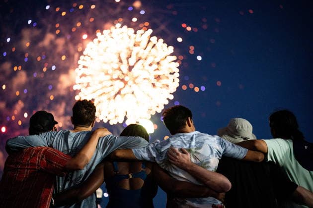 July 1, 2026, Toronto, On, Canada: People take in a Canada Day fireworks show at Woodbine Beach, in Toronto on Wednesday, July 1, 2026. Toronto Canada  - ZUMAc35_ 20260701_zaf_c35_156 Copyright: xArlynxMcadoreyx