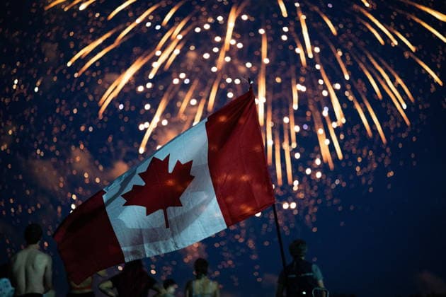 News Themen der Woche KW27 July 1, 2026, Toronto, On, Canada: A Canadian Flag waves during a Canada Day fireworks show at Woodbine Beach, in Toronto on Wednesday, July 1, 2026. Toronto Canada  - ZUMAc35_ 20260701_zaf_c35_153 Copyright: xArlynxMcadoreyx