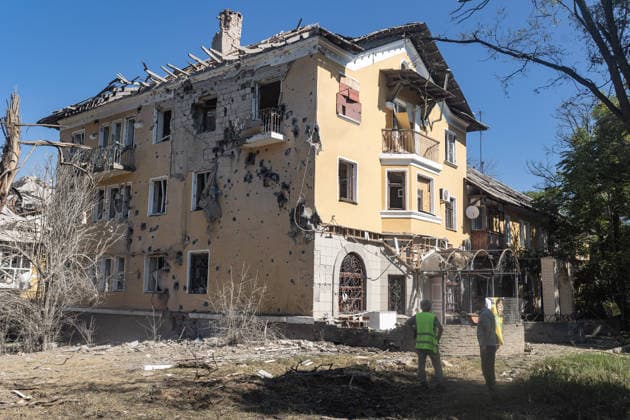 Russian air strike in Kramatorsk - 1 Jul 2026 Civilians seen standing in front of a residential building damaged by a Russian air strike. Russian air strikes on residential areas leave destruction and distress in their wake, as firefighters battle flames and civilians pass damaged buildings in the aftermath of the attack. Kramatorsk Ukraine Copyright: xDiegoxHerrerax xSOPAxImagesx 7I1A0086