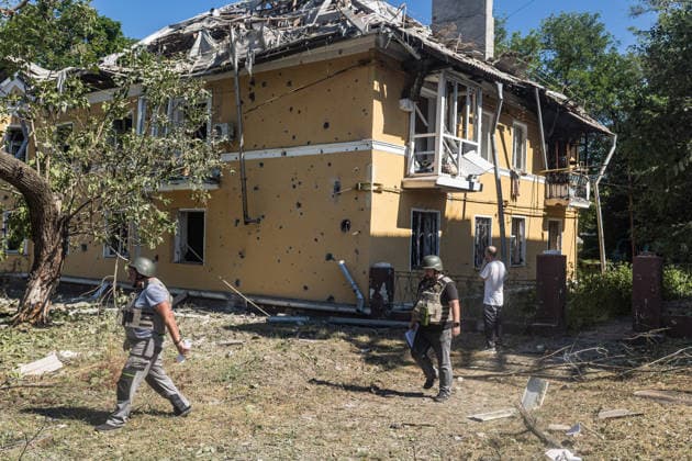 Russian air strike in Kramatorsk - 1 Jul 2026 Officers seen walking a way from residential building damaged by a Russian air strike. Russian air strikes on residential areas leave destruction and distress in their wake, as firefighters battle flames and civilians pass damaged buildings in the aftermath of the attack. Kramatorsk Ukraine Copyright: xDiegoxHerrerax xSOPAxImagesx 7I1A0118