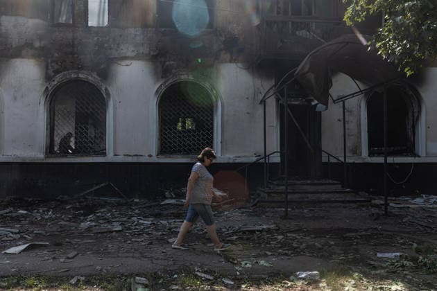 Russian air strike in Kramatorsk - 1 Jul 2026 A woman seen walking past a residential building damaged by a Russian air strike. Russian air strikes on residential areas leave destruction and distress in their wake, as firefighters battle flames and civilians pass damaged buildings in the aftermath of the attack. Kramatorsk Ukraine Copyright: xDiegoxHerrerax xSOPAxImagesx 7I1A0186
