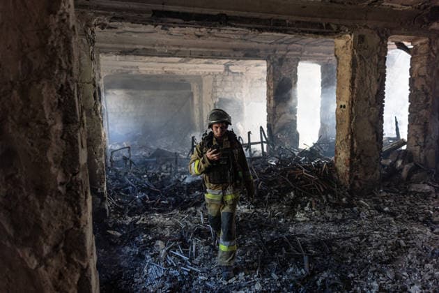 Russian air strike in Kramatorsk - 1 Jul 2026 A firefighter seen during the process of putting out fire in a residential building following a Russian air strike. Russian air strikes on residential areas leave destruction and distress in their wake, as firefighters battle flames and civilians pass damaged buildings in the aftermath of the attack. Kramatorsk Ukraine Copyright: xDiegoxHerrerax xSOPAxImagesx 9T4A0008