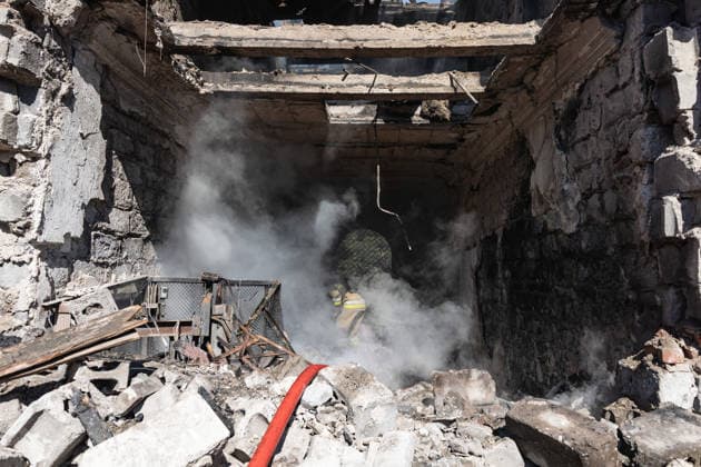 Russian air strike in Kramatorsk - 1 Jul 2026 A firefighter seen during the process of putting out fire in a residential building following a Russian air strike. Russian air strikes on residential areas leave destruction and distress in their wake, as firefighters battle flames and civilians pass damaged buildings in the aftermath of the attack. Kramatorsk Ukraine Copyright: xDiegoxHerrerax xSOPAxImagesx 9T4A0091
