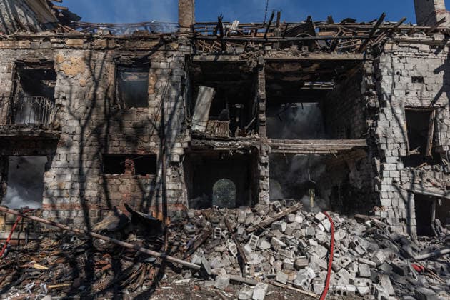Russian air strike in Kramatorsk - 1 Jul 2026 A residential building damaged by a Russian air strike . Russian air strikes on residential areas leave destruction and distress in their wake, as firefighters battle flames and civilians pass damaged buildings in the aftermath of the attack. Kramatorsk Ukraine Copyright: xDiegoxHerrerax xSOPAxImagesx 9T4A0163