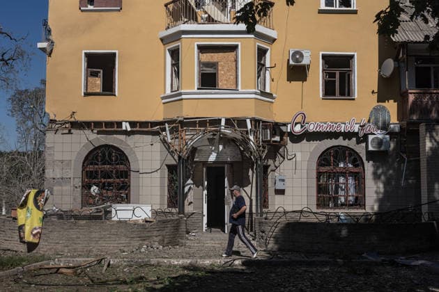 Russian air strike in Kramatorsk - 1 Jul 2026 A man seen walking past a residential building damaged by a Russian air strike. Russian air strikes on residential areas leave destruction and distress in their wake, as firefighters battle flames and civilians pass damaged buildings in the aftermath of the attack. Kramatorsk Ukraine Copyright: xDiegoxHerrerax xSOPAxImagesx 9T4A0231