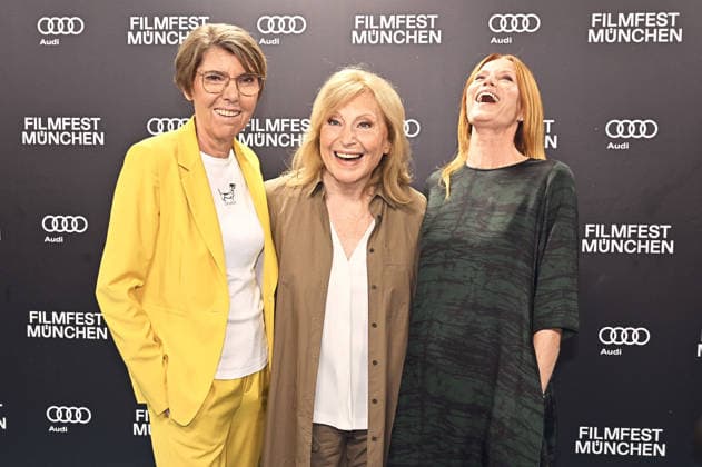 Bettina Böttinger, Maren Kroymann und Esther Schweins bei der Premiere des Dokumentarfilsm Was haben wir gelacht auf dem 43. Filmfest München 2026 im Gloria Filmpalast. München, 01.07.2026 *** Bettina Böttinger, Maren Kroymann, and Esther Schweins at the premiere of the documentary *Was haben wir gelacht* at the 43rd Munich Film Festival 2026 at the Gloria Filmpalast in Munich, July 1, 2026 Foto:xB.xGillmannx xFuturexImagex gelacht_6722