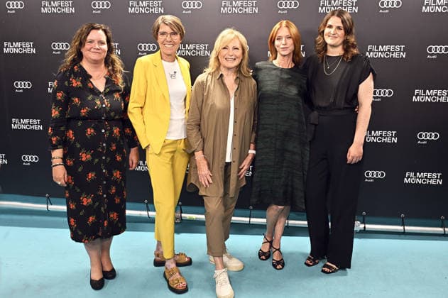 Eva Müller, Bettina Böttinger, Maren Kroymann, Esther Schweins und Isabel Schneider bei der Premiere des Dokumentarfilsm Was haben wir gelacht auf dem 43. Filmfest München 2026 im Gloria Filmpalast. München, 01.07.2026 *** Eva Müller, Bettina Böttinger, Maren Kroymann, Esther Schweins, and Isabel Schneider at the premiere of the documentary *Was haben wir gelacht* at the 43rd Munich Film Festival in 2026 at the Gloria Filmpalast in Munich, July 1, 2026 Foto:xB.xGillmannx xFuturexImagex gelacht_6729