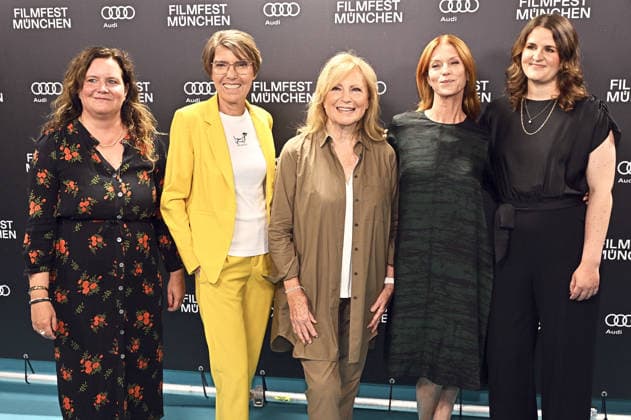 Eva Müller, Bettina Böttinger, Maren Kroymann, Esther Schweins und Isabel Schneider bei der Premiere des Dokumentarfilsm Was haben wir gelacht auf dem 43. Filmfest München 2026 im Gloria Filmpalast. München, 01.07.2026 *** Eva Müller, Bettina Böttinger, Maren Kroymann, Esther Schweins, and Isabel Schneider at the premiere of the documentary *Was haben wir gelacht* at the 43rd Munich Film Festival in 2026 at the Gloria Filmpalast in Munich, July 1, 2026 Foto:xB.xGillmannx xFuturexImagex gelacht_6730