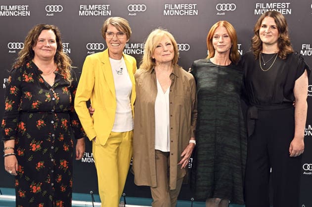 Eva Müller, Bettina Böttinger, Maren Kroymann, Esther Schweins und Isabel Schneider bei der Premiere des Dokumentarfilsm Was haben wir gelacht auf dem 43. Filmfest München 2026 im Gloria Filmpalast. München, 01.07.2026 *** Eva Müller, Bettina Böttinger, Maren Kroymann, Esther Schweins, and Isabel Schneider at the premiere of the documentary *Was haben wir gelacht* at the 43rd Munich Film Festival in 2026 at the Gloria Filmpalast in Munich, July 1, 2026 Foto:xB.xGillmannx xFuturexImagex gelacht_6731