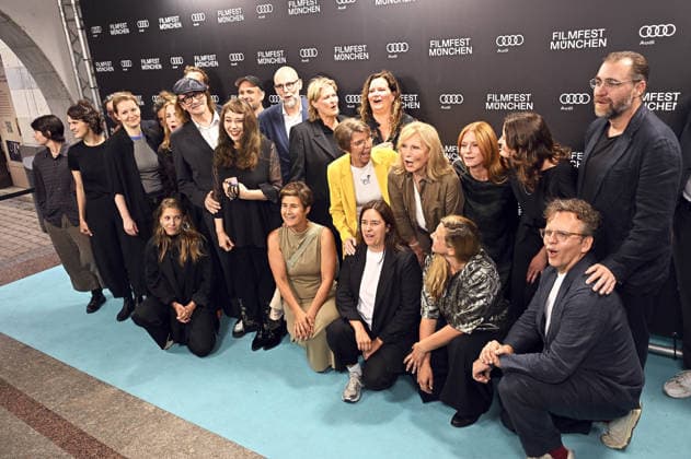 Eva Müller, Bettina Böttinger, Maren Kroymann, Esther Schweins und Isabel Schneider mit Cast und Team bei der Premiere des Dokumentarfilsm Was haben wir gelacht auf dem 43. Filmfest München 2026 im Gloria Filmpalast. München, 01.07.2026 *** Eva Müller, Bettina Böttinger, Maren Kroymann, Esther Schweins, and Isabel Schneider with the cast and crew at the premiere of the documentary *Was haben wir gelacht* at the 43rd Munich Film Festival 2026 at the Gloria Filmpalast in Munich, July 1, 2026 Foto:xB.xGillmannx xFuturexImagex gelacht_6732