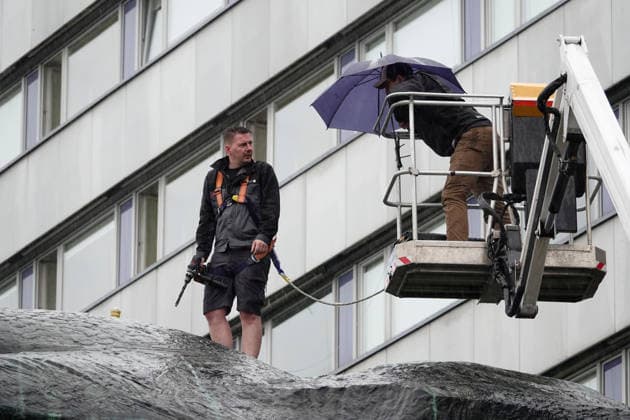 Materialprobe entnommen 01.07.2026, Chemnitz, Brückenstraße, Karl- Marx- Monument Heute wurde vom wohl berühmtsten Wahrzeichen der Stadt Chemnitz, dem Karl- Marx- Monument, eine Materialprobe entnommen. Vor der umfangreichen Restaurierung des Monuments ist dies notwendig. Es ist nicht klar, in welchem Zustand sich der Innenraum des Monuments befindet. Bevor am Denkmal Schweißarbeiten durchgeführt werden können, ist die heutige Entnahme nötig, damit beim Öffnen das Material der Bronzeplatten nicht beschädigt wird. Mit der Entnahme der Proben und dem Gutachten wurde der Verein zur Förderung der Schweißtechnik an der TU Chemnitz e.V. beauftragt. Chemnitz Sachsen BRD *** Material sample taken on July 1, 2026, Chemnitz, Brückenstra