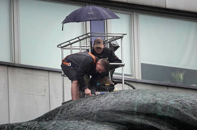 Materialprobe entnommen 01.07.2026, Chemnitz, Brückenstraße, Karl- Marx- Monument Heute wurde vom wohl berühmtsten Wahrzeichen der Stadt Chemnitz, dem Karl- Marx- Monument, eine Materialprobe entnommen. Vor der umfangreichen Restaurierung des Monuments ist dies notwendig. Es ist nicht klar, in welchem Zustand sich der Innenraum des Monuments befindet. Bevor am Denkmal Schweißarbeiten durchgeführt werden können, ist die heutige Entnahme nötig, damit beim Öffnen das Material der Bronzeplatten nicht beschädigt wird. Mit der Entnahme der Proben und dem Gutachten wurde der Verein zur Förderung der Schweißtechnik an der TU Chemnitz e.V. beauftragt. Chemnitz Sachsen BRD *** Material sample taken on July 1, 2026, Chemnitz, Brückenstra