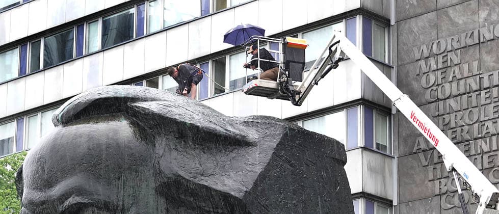 Materialprobe entnommen 01.07.2026, Chemnitz, Brückenstraße, Karl- Marx- Monument Heute wurde vom wohl berühmtsten Wahrzeichen der Stadt Chemnitz, dem Karl- Marx- Monument, eine Materialprobe entnommen. Vor der umfangreichen Restaurierung des Monuments ist dies notwendig. Es ist nicht klar, in welchem Zustand sich der Innenraum des Monuments befindet. Bevor am Denkmal Schweißarbeiten durchgeführt werden können, ist die heutige Entnahme nötig, damit beim Öffnen das Material der Bronzeplatten nicht beschädigt wird. Mit der Entnahme der Proben und dem Gutachten wurde der Verein zur Förderung der Schweißtechnik an der TU Chemnitz e.V. beauftragt. Chemnitz Sachsen BRD *** Material sample taken on July 1, 2026, Chemnitz, Brückenstra