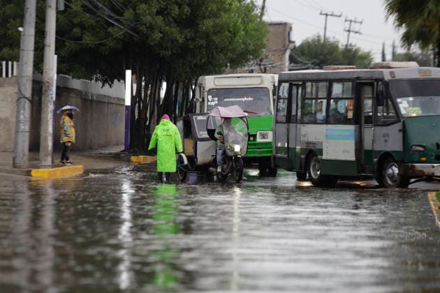 Flooding Reported In Mexico City Authorities carry out dredging work on the streets of Santiago Zapotitlan in the Tlahuac borough of Mexico City, Mexico, on July 1, 2026, after flooding occurred in the area. The Mexico City Water Management Secretariat has activated a yellow alert for rain and flooding in several areas of the capital. Mexico City Mexico City Mexico  Copyright: xGerardoxVieyrax originalFilename: vieyra-notitle260701_npH1h.jpg