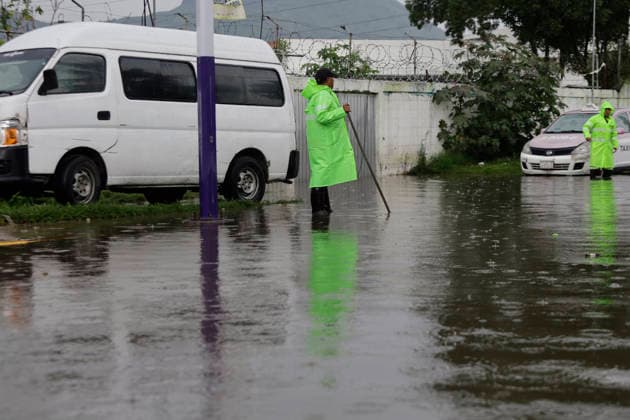 Flooding Reported In Mexico City Authorities carry out dredging work on the streets of Santiago Zapotitlan in the Tlahuac borough of Mexico City, Mexico, on July 1, 2026, after flooding occurred in the area. The Mexico City Water Management Secretariat has activated a yellow alert for rain and flooding in several areas of the capital. Mexico City Mexico City Mexico  Copyright: xGerardoxVieyrax originalFilename: vieyra-notitle260701_npX6I.jpg