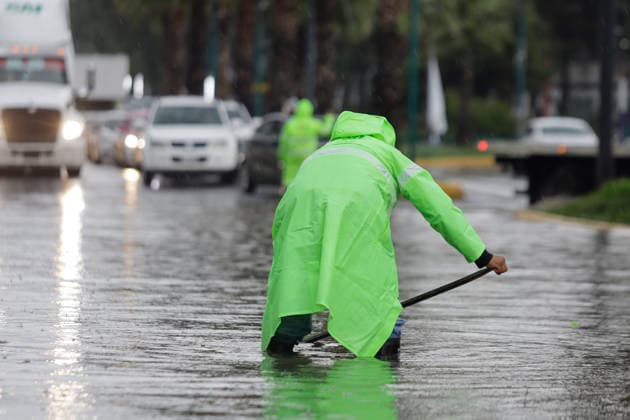 Flooding Reported In Mexico City Authorities carry out dredging work on the streets of Santiago Zapotitlan in the Tlahuac borough of Mexico City, Mexico, on July 1, 2026, after flooding occurred in the area. The Mexico City Water Management Secretariat has activated a yellow alert for rain and flooding in several areas of the capital. Mexico City Mexico City Mexico  Copyright: xGerardoxVieyrax originalFilename: vieyra-notitle260701_npZkD.jpg