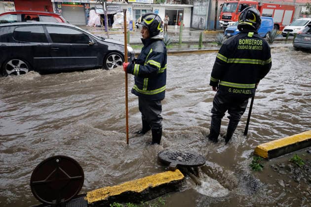 Flooding Reported In Mexico City Firefighters from the Tlahuac borough clear debris from the streets of Santiago Zapotitlan in Mexico City, Mexico, on July 1, 2026, after flooding occurs in the area. The Mexico City Water Management Secretariat activates a yellow alert for rain and flooding in several areas of the capital. Mexico City Mexico City Mexico  Copyright: xGerardoxVieyrax originalFilename: vieyra-notitle260701_np17F.jpg