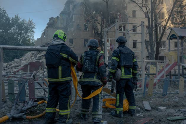 Rescuers battle flames and search for survivors in the ruins of a partially collapsed nine-story residential building in Kyiv s following a large-scale Russian overnight drone and missile attack, damaging residential buildings across multiple districts. - 02 07 2026 - Ukraine Kyiv Oblast Kyiv () -  LouisxLemaire-Sicrex xLexPictorium LePictorium_0337628