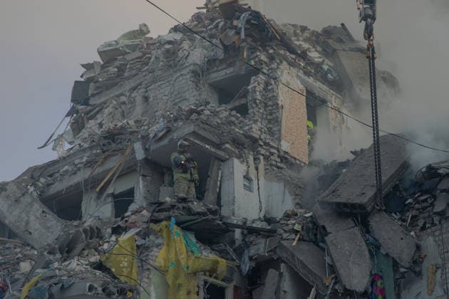 Rescuers battle flames and search for survivors in the ruins of a partially collapsed nine-story residential building in Kyiv s following a large-scale Russian overnight drone and missile attack, damaging residential buildings across multiple districts. - 02 07 2026 - Ukraine Kyiv Oblast Kyiv () -  LouisxLemaire-Sicrex xLexPictorium LePictorium_0337632