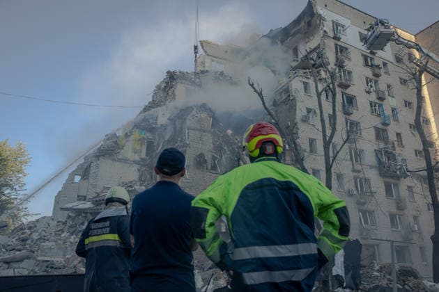 Rescuers battle flames and search for survivors in the ruins of a partially collapsed nine-story residential building in Kyiv s following a large-scale Russian overnight drone and missile attack, damaging residential buildings across multiple districts. - 02 07 2026 - Ukraine Kyiv Oblast Kyiv () -  LouisxLemaire-Sicrex xLexPictorium LePictorium_0337643