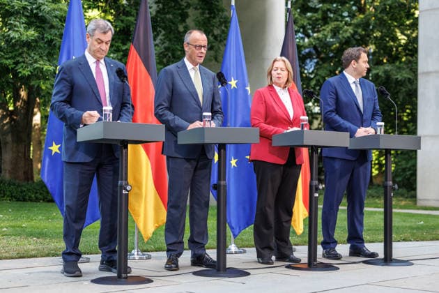 Presseunterrichtung zu den Beratungen des Koalitionsausschusses Presseunterrichtung zu den Beratungen des Koalitionsausschusses im Bundeskanzleramt am 02.06.2026. Bundeskanzler Friedrich Merz (CDU) spricht zu den Anwesenden. Berlin Berlin Deutschland Bundeskanzleramt *** Press Briefing on the Coalition Committee s Deliberations Press Briefing on the Coalition Committee s Deliberations at the Federal Chancellery on June 2, 2026 Federal Chancellor Friedrich Merz (CDU) addresses those present Berlin, Berlin, Germany, Federal Chancellery