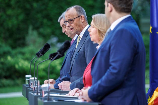 Presseunterrichtung zu den Beratungen des Koalitionsausschusses Presseunterrichtung zu den Beratungen des Koalitionsausschusses im Bundeskanzleramt am 02.06.2026. Bundeskanzler Friedrich Merz (CDU) spricht zu den Anwesenden. Berlin Berlin Deutschland Bundeskanzleramt *** Press Briefing on the Coalition Committee s Deliberations Press Briefing on the Coalition Committee s Deliberations at the Federal Chancellery on June 2, 2026 Federal Chancellor Friedrich Merz (CDU) addresses those present Berlin, Berlin, Germany, Federal Chancellery