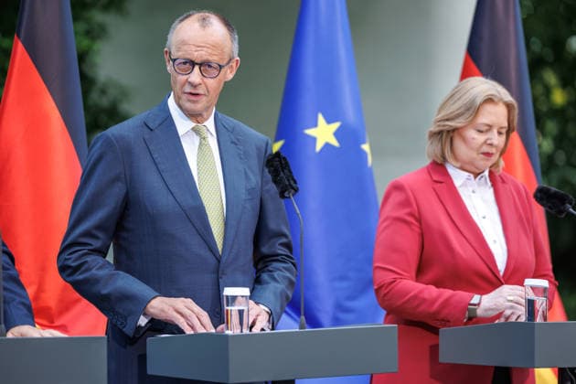 Presseunterrichtung zu den Beratungen des Koalitionsausschusses Presseunterrichtung zu den Beratungen des Koalitionsausschusses im Bundeskanzleramt am 02.06.2026. Bundeskanzler Friedrich Merz (CDU) spricht zu den Anwesenden. Berlin Berlin Deutschland Bundeskanzleramt *** Press Briefing on the Coalition Committee s Deliberations Press Briefing on the Coalition Committee s Deliberations at the Federal Chancellery on June 2, 2026 Federal Chancellor Friedrich Merz (CDU) addresses those present Berlin, Berlin, Germany, Federal Chancellery