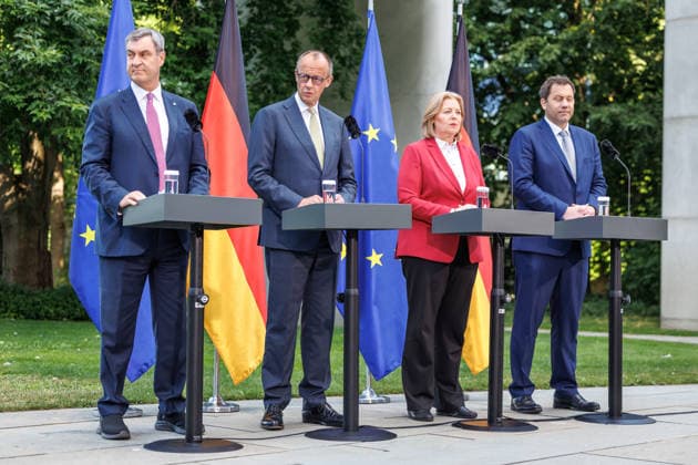Presseunterrichtung zu den Beratungen des Koalitionsausschusses Presseunterrichtung zu den Beratungen des Koalitionsausschusses im Bundeskanzleramt am 02.06.2026. Bundeskanzler Friedrich Merz (CDU) spricht zu den Anwesenden. Berlin Berlin Deutschland Bundeskanzleramt *** Press Briefing on the Coalition Committee s Deliberations Press Briefing on the Coalition Committee s Deliberations at the Federal Chancellery on June 2, 2026 Federal Chancellor Friedrich Merz (CDU) addresses those present Berlin, Berlin, Germany, Federal Chancellery
