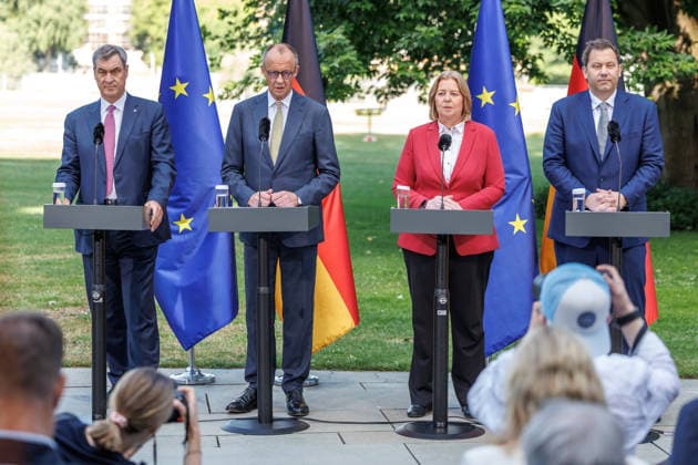 Presseunterrichtung zu den Beratungen des Koalitionsausschusses Presseunterrichtung zu den Beratungen des Koalitionsausschusses im Bundeskanzleramt am 02.06.2026. Bundeskanzler Friedrich Merz (CDU) spricht zu den Anwesenden. Berlin Berlin Deutschland Bundeskanzleramt *** Press Briefing on the Coalition Committee s Deliberations Press Briefing on the Coalition Committee s Deliberations at the Federal Chancellery on June 2, 2026 Federal Chancellor Friedrich Merz (CDU) addresses those present Berlin, Berlin, Germany, Federal Chancellery