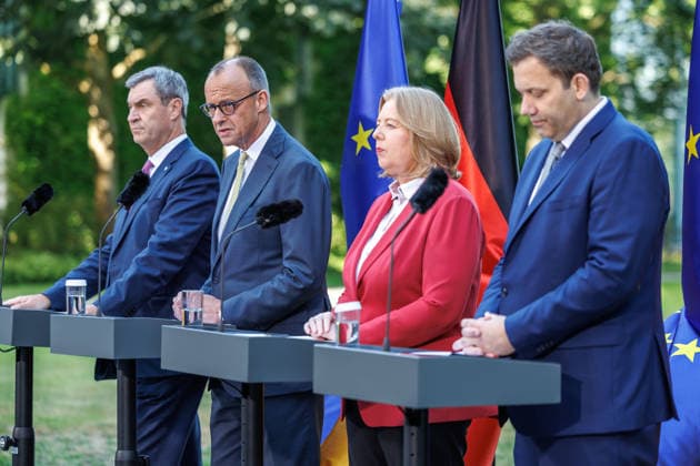Presseunterrichtung zu den Beratungen des Koalitionsausschusses Presseunterrichtung zu den Beratungen des Koalitionsausschusses im Bundeskanzleramt am 02.06.2026. Bundeskanzler Friedrich Merz (CDU) spricht zu den Anwesenden. Berlin Berlin Deutschland Bundeskanzleramt *** Press Briefing on the Coalition Committee s Deliberations Press Briefing on the Coalition Committee s Deliberations at the Federal Chancellery on June 2, 2026 Federal Chancellor Friedrich Merz (CDU) addresses those present Berlin, Berlin, Germany, Federal Chancellery