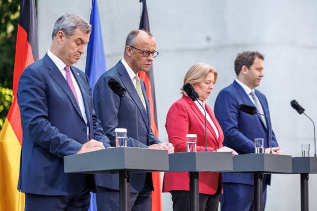 Presseunterrichtung zu den Beratungen des Koalitionsausschusses Presseunterrichtung zu den Beratungen des Koalitionsausschusses im Bundeskanzleramt am 02.06.2026. Bundeskanzler Friedrich Merz (CDU) spricht zu den Anwesenden. Berlin Berlin Deutschland Bundeskanzleramt *** Press Briefing on the Coalition Committee s Deliberations Press Briefing on the Coalition Committee s Deliberations at the Federal Chancellery on June 2, 2026 Federal Chancellor Friedrich Merz (CDU) addresses those present Berlin, Berlin, Germany, Federal Chancellery