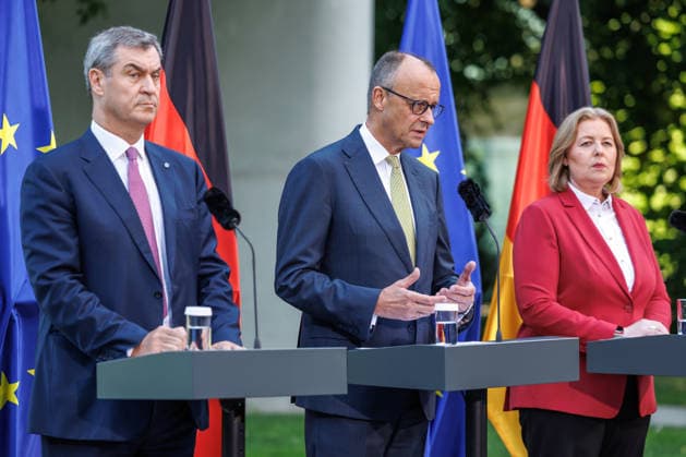 Presseunterrichtung zu den Beratungen des Koalitionsausschusses Presseunterrichtung zu den Beratungen des Koalitionsausschusses im Bundeskanzleramt am 02.06.2026. Bundeskanzler Friedrich Merz (CDU) spricht zu den Anwesenden. Berlin Berlin Deutschland Bundeskanzleramt *** Press Briefing on the Coalition Committee s Deliberations Press Briefing on the Coalition Committee s Deliberations at the Federal Chancellery on June 2, 2026 Federal Chancellor Friedrich Merz (CDU) addresses those present Berlin, Berlin, Germany, Federal Chancellery