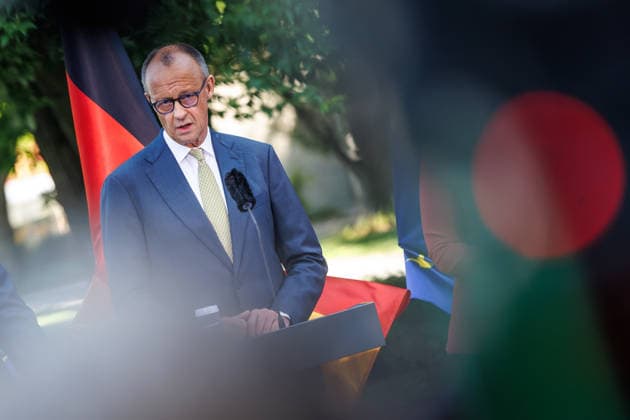Presseunterrichtung zu den Beratungen des Koalitionsausschusses Presseunterrichtung zu den Beratungen des Koalitionsausschusses im Bundeskanzleramt am 02.06.2026. Bundeskanzler Friedrich Merz (CDU) spricht zu den Anwesenden. Berlin Berlin Deutschland Bundeskanzleramt *** Press Briefing on the Coalition Committee s Deliberations Press Briefing on the Coalition Committee s Deliberations at the Federal Chancellery on June 2, 2026 Federal Chancellor Friedrich Merz (CDU) addresses those present Berlin, Berlin, Germany, Federal Chancellery