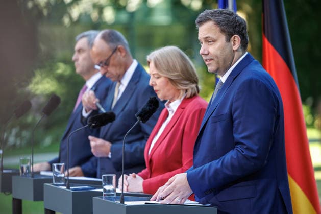 Presseunterrichtung zu den Beratungen des Koalitionsausschusses Presseunterrichtung zu den Beratungen des Koalitionsausschusses im Bundeskanzleramt am 02.06.2026. Lars Klingbeil (SPD), Bundesfinanzminister spricht zu den Anwesenden. Berlin Berlin Deutschland Bundeskanzleramt *** Press Briefing on the Coalition Committee s Deliberations Press Briefing on the Coalition Committee s Deliberations at the Federal Chancellery on June 2, 2026 Lars Klingbeil (SPD), Federal Minister of Finance, addresses those present Berlin, Berlin, Germany, Federal Chancellery