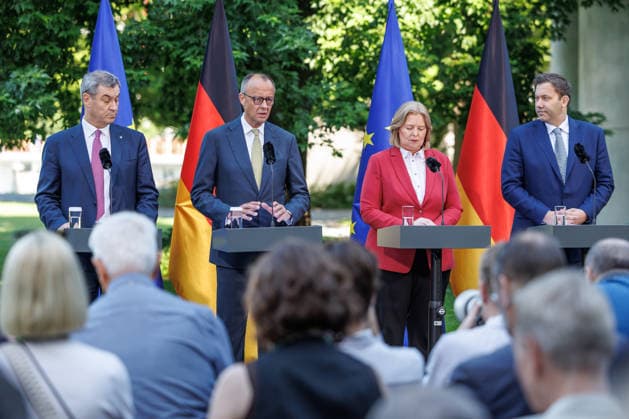 Presseunterrichtung zu den Beratungen des Koalitionsausschusses Presseunterrichtung zu den Beratungen des Koalitionsausschusses im Bundeskanzleramt am 02.06.2026. Bundeskanzler Friedrich Merz (CDU) spricht zu den Anwesenden. Berlin Berlin Deutschland Bundeskanzleramt *** Press Briefing on the Coalition Committee s Deliberations Press Briefing on the Coalition Committee s Deliberations at the Federal Chancellery on June 2, 2026 Federal Chancellor Friedrich Merz (CDU) addresses those present Berlin, Berlin, Germany, Federal Chancellery