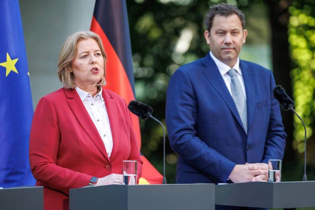 Presseunterrichtung zu den Beratungen des Koalitionsausschusses Presseunterrichtung zu den Beratungen des Koalitionsausschusses im Bundeskanzleramt am 02.06.2026. Baerbel Bas (SPD), Bundesministerin fuer Arbeit und Soziales, spricht zu den Anwesenden. Berlin Berlin Deutschland Bundeskanzleramt *** Press Briefing on the Coalition Committee s Deliberations Press Briefing on the Coalition Committee s Deliberations at the Federal Chancellery on June 2, 2026 Baerbel Bas (SPD), Federal Minister of Labor and Social Affairs, addresses those present Berlin, Berlin, Germany, Federal Chancellery