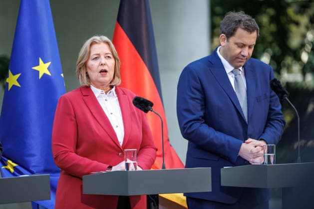 Presseunterrichtung zu den Beratungen des Koalitionsausschusses Presseunterrichtung zu den Beratungen des Koalitionsausschusses im Bundeskanzleramt am 02.06.2026. Baerbel Bas (SPD), Bundesministerin fuer Arbeit und Soziales, spricht zu den Anwesenden. Berlin Berlin Deutschland Bundeskanzleramt *** Press Briefing on the Coalition Committee s Deliberations Press Briefing on the Coalition Committee s Deliberations at the Federal Chancellery on June 2, 2026 Baerbel Bas (SPD), Federal Minister of Labor and Social Affairs, addresses those present Berlin, Berlin, Germany, Federal Chancellery