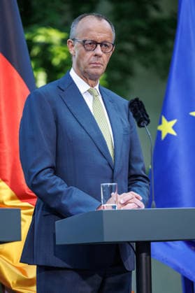 Presseunterrichtung zu den Beratungen des Koalitionsausschusses Presseunterrichtung zu den Beratungen des Koalitionsausschusses im Bundeskanzleramt am 02.06.2026. Bundeskanzler Friedrich Merz (CDU). Berlin Berlin Deutschland Bundeskanzleramt *** Press Briefing on the Coalition Committee s Deliberations Press Briefing on the Coalition Committee s Deliberations at the Federal Chancellery on June 2, 2026 Federal Chancellor Friedrich Merz CDU Berlin, Berlin, Germany Federal Chancellery