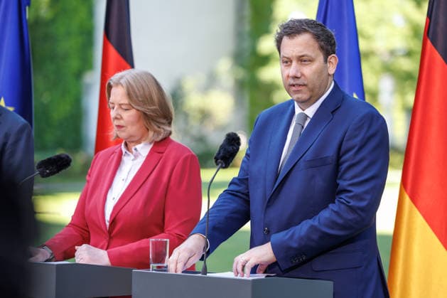 Presseunterrichtung zu den Beratungen des Koalitionsausschusses Presseunterrichtung zu den Beratungen des Koalitionsausschusses im Bundeskanzleramt am 02.06.2026. Lars Klingbeil (SPD), Bundesfinanzminister spricht zu den Anwesenden. Berlin Berlin Deutschland Bundeskanzleramt *** Press Briefing on the Coalition Committee s Deliberations Press Briefing on the Coalition Committee s Deliberations at the Federal Chancellery on June 2, 2026 Lars Klingbeil (SPD), Federal Minister of Finance, addresses those present Berlin, Berlin, Germany, Federal Chancellery