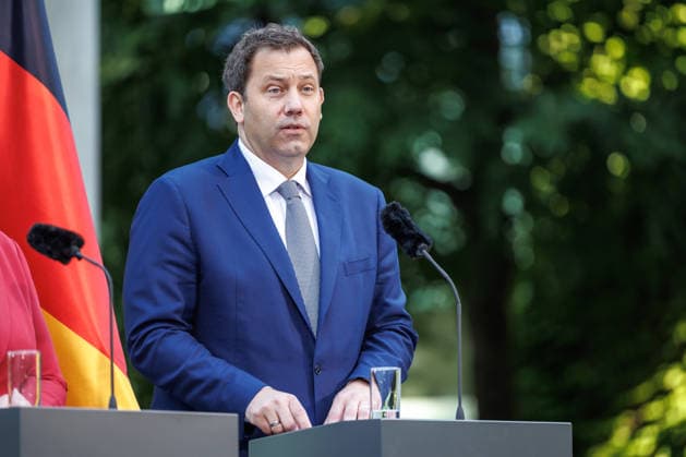 Presseunterrichtung zu den Beratungen des Koalitionsausschusses Presseunterrichtung zu den Beratungen des Koalitionsausschusses im Bundeskanzleramt am 02.06.2026. Lars Klingbeil (SPD), Bundesfinanzminister spricht zu den Anwesenden. Berlin Berlin Deutschland Bundeskanzleramt *** Press Briefing on the Coalition Committee s Deliberations Press Briefing on the Coalition Committee s Deliberations at the Federal Chancellery on June 2, 2026 Lars Klingbeil (SPD), Federal Minister of Finance, addresses those present Berlin, Berlin, Germany, Federal Chancellery