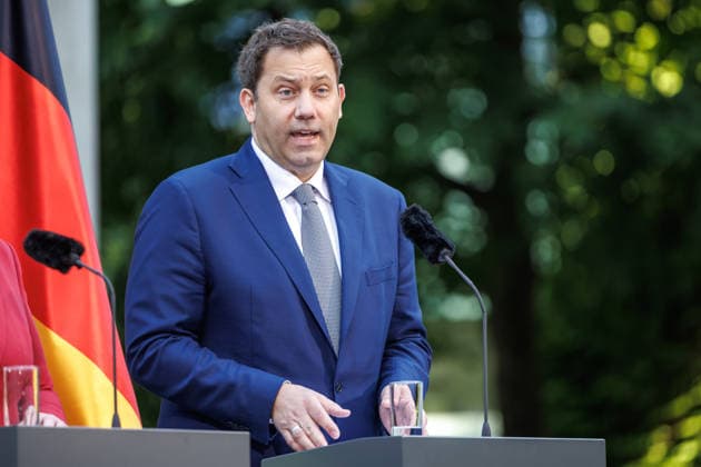 Presseunterrichtung zu den Beratungen des Koalitionsausschusses Presseunterrichtung zu den Beratungen des Koalitionsausschusses im Bundeskanzleramt am 02.06.2026. Lars Klingbeil (SPD), Bundesfinanzminister spricht zu den Anwesenden. Berlin Berlin Deutschland Bundeskanzleramt *** Press Briefing on the Coalition Committee s Deliberations Press Briefing on the Coalition Committee s Deliberations at the Federal Chancellery on June 2, 2026 Lars Klingbeil (SPD), Federal Minister of Finance, addresses those present Berlin, Berlin, Germany, Federal Chancellery