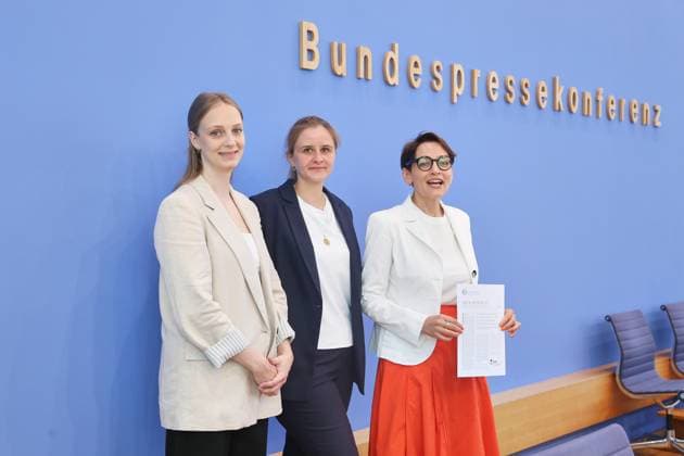 News Themen der Woche KW27 Berlin, Deutschland, 02.07.2026: Bundespressekonferenz: Wer bleibt, wer geht ? und warum Eingewanderte Deutschland wieder verlassen: Laura Goßner, wiss. Mitarbeiterin im Bereich Migration, Integration und internationale Arbeitsmarktforschung am IAB, Theresa Koch, wiss. Mitarbeiterin im Bereich Migration, Integration und internationale Arbeitsmarktforschung am IAB, Yuliya Kosyakova, Leiterin Forschungsbereich Migration, Integration und internationale Arbeitsmarktforschung am Institut für Arbeitsmarkt- und Berufsforschung (IAB) *** Berlin, Germany, July 2, 2026 Federal Press Conference: Who Stays, Who Leaves, and Why Immigrants Are Leaving Germany Again Laura Goßner, research associate in the Migration, Integration, and International Labor Ma Copyright: xdtsxNachrichtenagenturx dts_125993