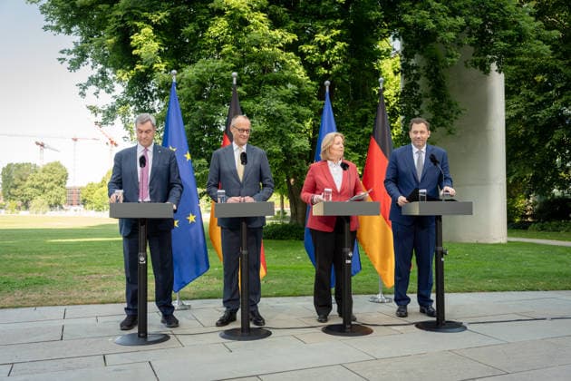 Pressestatement, Bundeskanzleramt, Koalitionsausschuss Presseunterrichtung zu den Beratungen des Koalitionsausschusses, Berlin, Bundeskanzler, Friedrich Merz, Lars Klingbeil, Bundesfinanzminister, Vizekanzler, Bärbel Bas, Markus Söder, CDU, CSU, SPD, Parteivorsitzende Berlin Berlin GER *** Press Statement, Office of the Federal Chancellor, Coalition Committee Press Briefing on the Coalition Committee s Deliberations, Berlin, Federal Chancellor, Friedrich Merz, Lars Klingbeil, Federal Minister of Finance, Vice Chancellor, Bärbel Bas, Markus Söder, CDU, CSU, SPD, Party Leaders Berlin Berlin GER