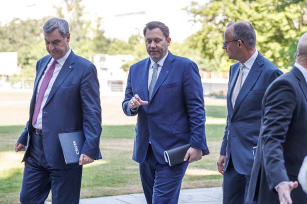 Presseunterrichtung zu den Beratungen des Koalitionsausschusses Presseunterrichtung zu den Beratungen des Koalitionsausschusses im Bundeskanzleramt am 02.06.2026. (l-r) Markus Soeder (CSU), Lars Klingbeil (SPD), Bundesfinanzminister und Bundeskanzler Friedrich Merz (CDU) verlassen die Pressekonferenz. Berlin Berlin Deutschland Bundeskanzleramt *** Press Briefing on the Coalition Committee s Deliberations Press Briefing on the Coalition Committee s Deliberations at the Federal Chancellery on June 2, 2026 Markus Söder (CSU), Lars Klingbeil (SPD), Federal Minister of Finance, and Federal Chancellor Friedrich Merz (CDU) leave the press conference in Berlin, Germany, at the Federal Chancellery