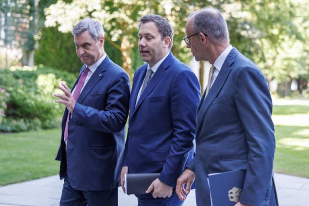 Presseunterrichtung zu den Beratungen des Koalitionsausschusses Presseunterrichtung zu den Beratungen des Koalitionsausschusses im Bundeskanzleramt am 02.06.2026. (l-r) Markus Soeder (CSU), Lars Klingbeil (SPD), Bundesfinanzminister und Bundeskanzler Friedrich Merz (CDU) verlassen die Pressekonferenz. Berlin Berlin Deutschland Bundeskanzleramt *** Press Briefing on the Coalition Committee s Deliberations Press Briefing on the Coalition Committee s Deliberations at the Federal Chancellery on June 2, 2026 Markus Söder (CSU), Lars Klingbeil (SPD), Federal Minister of Finance, and Federal Chancellor Friedrich Merz (CDU) leave the press conference in Berlin, Germany, at the Federal Chancellery